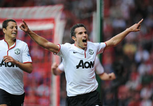 Robin van Persie hat-trick fires Manchester United, Arsenal sink Liverpool