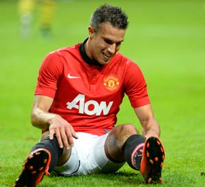 Manchester United's Robin van Persie out for a month with thigh injury
