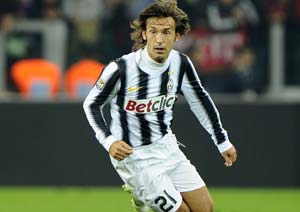 Juventus sweat on Andrea Pirlo after knee knock