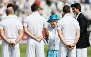 Queen Elizabeth II soaks up Ashes atmosphere at Lord's