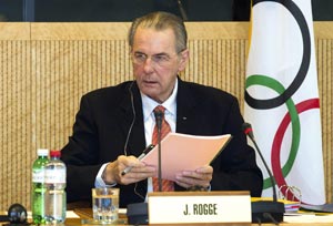 Rogge stages minute's silence for 1972 victims