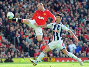 Rooney shoots Manchester United to the top