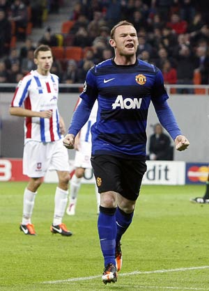 Rooney penalty rescues United in Champions League