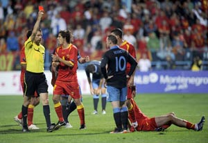 Red card referee says Rooney can avoid longer ban