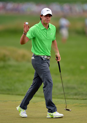 US Open 2013: Rory McIlroy takes out his anger on club