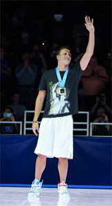 Ryan Lochte edges Michael Phelps in 400m medley