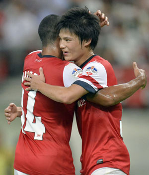 Giroud, Walcott score as Arsenal win for Arsene Wenger on Japanese return