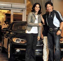 Sachin Tendulkar presents BMW car to shuttler Saina