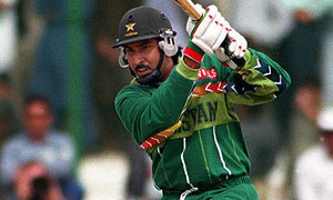 Pakistan undecided on Salim Malik batting coach bid