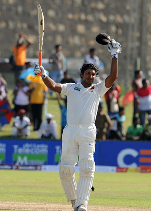Sangakkara's unbeaten 199 lifts Sri Lanka, Pakistan reeling at 48-5 on Day 2
