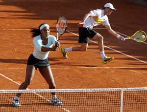 Serena Williams out in 1st round of mixed doubles