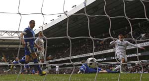 Sigurdsson helps Spurs keep Everton at bay
