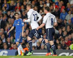 Super-sub Sigurdsson gives Tottenham a draw, keeps Chelsea in top-four suspense