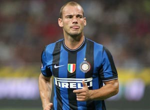Sneijder keeps door open on move to United