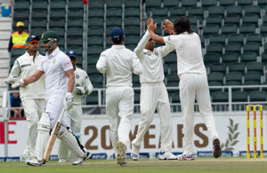 India eight wickets away, South Africa aim to save Test