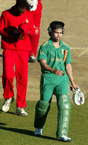 Three-wicket Parnell leads South Africa to final