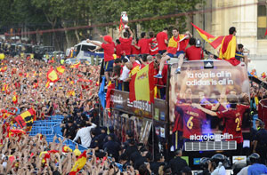 Spaniards throw giant fiesta for Euro 2012 heroes