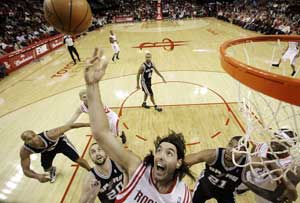 Martin, Lowry lead Rockets over Spurs 105-85