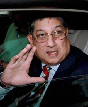 N.Srinivasan is uncontrollable, says ex-BCCI president Shashank Manohar
