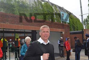 Walk-the-talk: Vauxhall to The Oval with Alec Stewart!