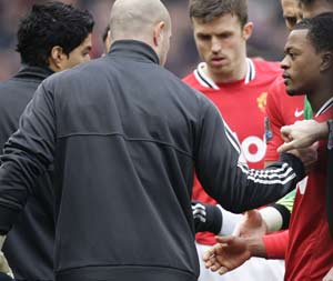 Suarez sorry for Evra snub