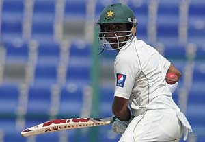 Taufeeq puts Pakistan in charge against Sri Lanka