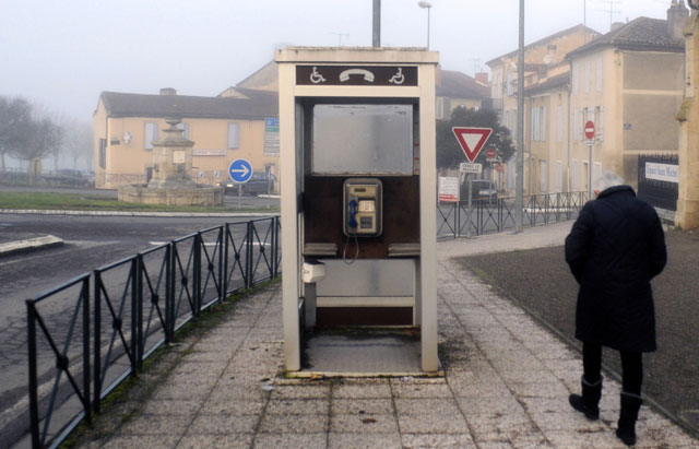 Frustrated Manchester United F.C. fan dials emergency number 999 for Alex Ferguson