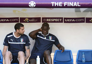 Euro 2012: Teams arrive, Thiago Motta nearly misses the bus for the final