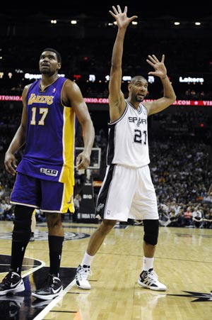 Spurs rout Lakers despite Bryant return