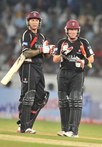 Van der Merwe leads Somerset to tight win Van der Merwe leads Somerset to tight win