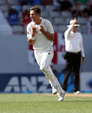 3rd Test: New Zealand 35/3 after big first innings lead of 239 over England