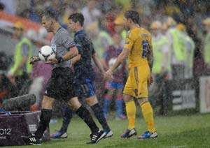 Euro 2012: Ukraine vs France game resumes