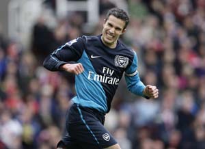 Van Persie rescues Arsenal against Stoke