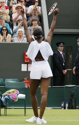 Venus dazzles Wimbledon in white dress