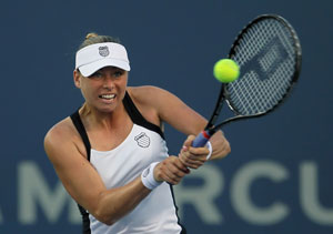 Zvonareva leads the top 5 seeds into San Diego quarters