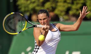Vinci, Hercog struggle into Carlsbad 2nd round
