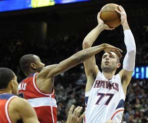 Radmanovic, Hawks rally past Bucks, 99-94