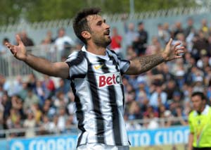 Serie A: Mirko Vucinic double helps Juventus down Pescara