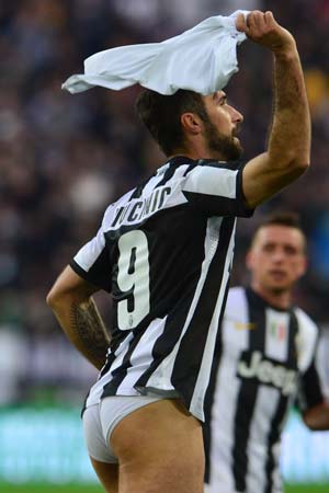 Mirko Vucinic: The Juventus player who celebrates with his shorts off!