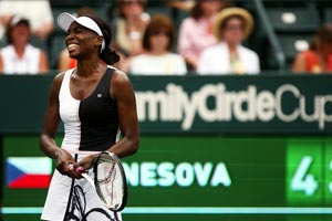 Venus Williams advances at Family Circle Cup