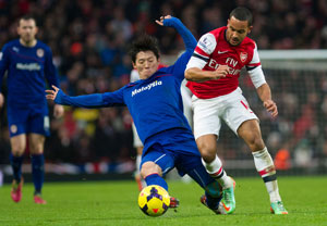 EPL: Nicklas Bendtner, Theo Walcott save Arsenal to keep Manchester City waiting