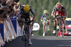 Bradley Wiggins takes Tour de France lead after 7th stage