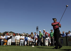 Fan hurls hot dog at Tiger Woods