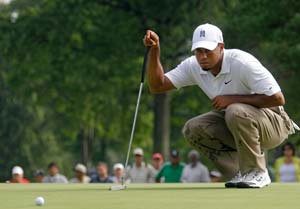 Woods struggles to one-over par 71