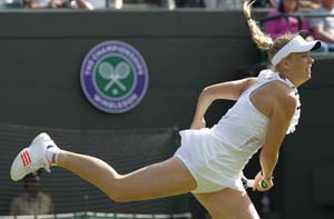 Wozniacki cruises to an easy 1st round win